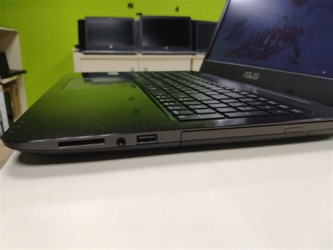 ASUS X556 .
